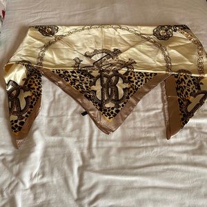 Scarf/top can be worn in multiple different ways